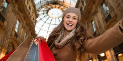 Saldi invernali 2025 a Milano: donna con borsa in Galleria Vittorio Emanuele II