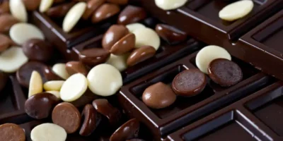 Gocce di cioccolato per preparare dolciumi al cioccolato