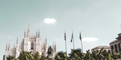 Duomo di Milano e aiuola con palme