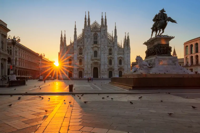 Duomo di Milano e monumento in Piazza Duomo